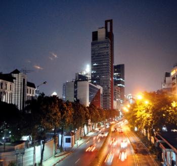 menara kuningan di malam hari