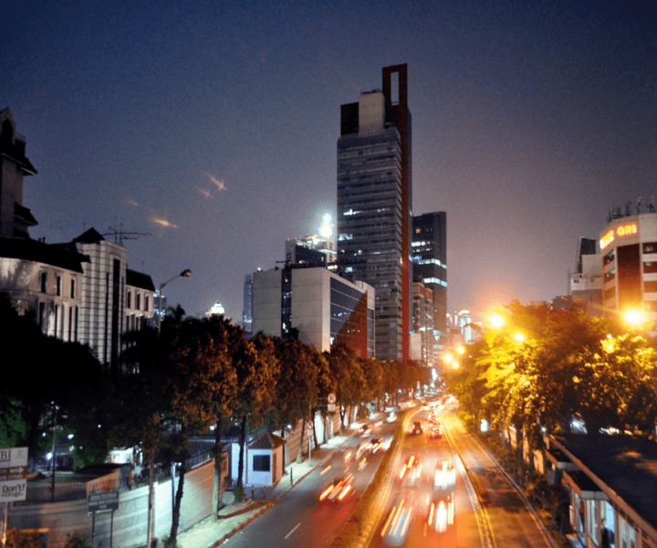 menara kuningan di malam hari